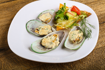 Baked mussels in cream sauce