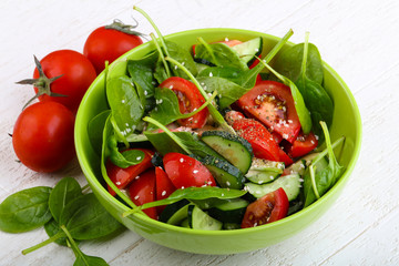 Salad with tomato, cucumber and spinach