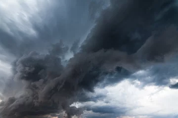 Papier Peint photo Orage Beau ciel d& 39 orage avec des nuages, comme une apocalypse