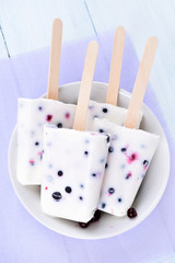 Popsicles from yogurt and berries