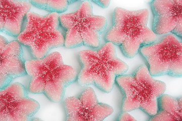 gelatine a forma di stella. Caramelle rosso, bianco e blu su sfondo bianco