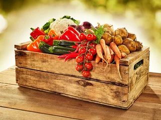 Küchenrückwand glas motiv Gemüse Wooden crate filled with farm fresh vegetables