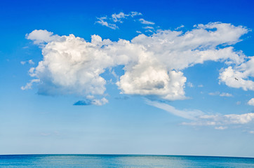 Obraz premium Blue sky with fluffy clouds, over clear sea water, outdoor