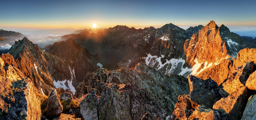 Fototapeta premium Halny zmierzch panoramy krajobraz w Tatras, Rysy, Sistani