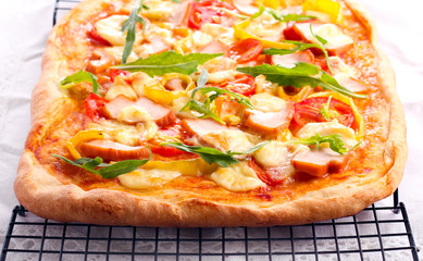 pizza with chicken, pepper and mozzarella