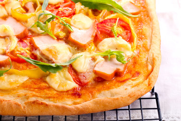 pizza with chicken, pepper and mozzarella