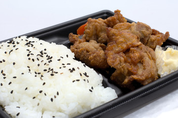 コンビニエンスストアのから揚げ弁当