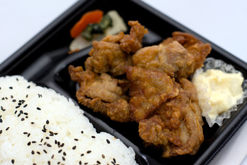コンビニエンスストアのから揚げ弁当