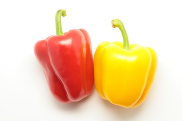 横から見た真っ赤と黄色のパプリカ