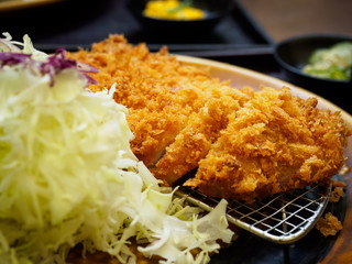 Tonkatsu-pork cutlet with slice cabbage