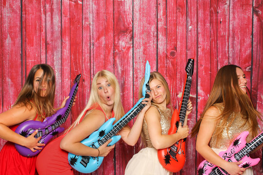 Party mit Fotobox - Mädchen posen mit Gitarren vor Photobooth 