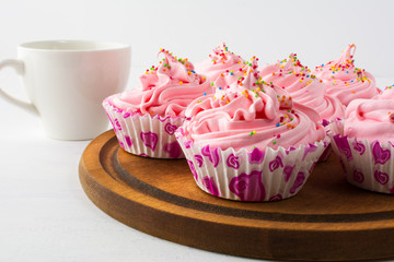 Obraz na płótnie Canvas Tea time with pink cupcakes