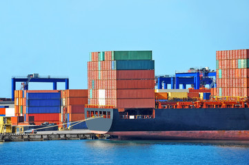 Cargo crane and ship