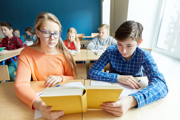Obraz premium students reading book at school lesson