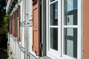 Detail Fenster und Fensterladen an einem Fachwerkhaus
