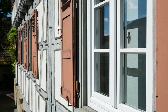 Detail Fenster und Fensterladen an einem Fachwerkhaus