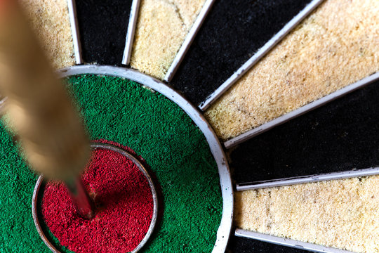 Nahaufnahme Bullseye mit Steeldarts