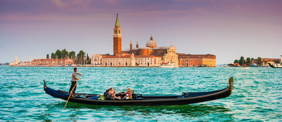 Naklejka premium Gondola z San Giorgio Maggiore o zachodzie słońca, Wenecja, Włochy