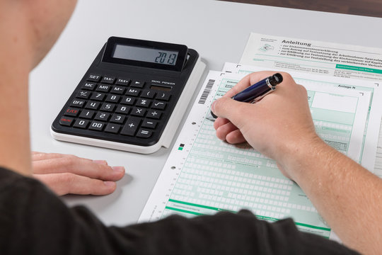 Mann f&uuml;llt Steuererkl&auml;rung aus