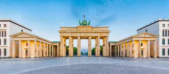 Fototapeta premium Berlin Brandenburger Tor przy wschodem słońca, Niemcy