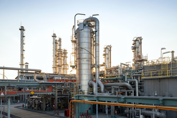 Distillation Column and its process equipments : Oil and gas ref