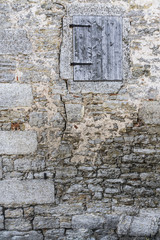 Festungsmauer mit Holzluke 