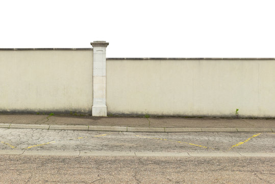 Hintergrund: Mauer in wei&szlig; mit Pfosten und Boden aus Asphalt mit Gehweg - Background: wall in white with pillar and floor of asphalt with walkway 
