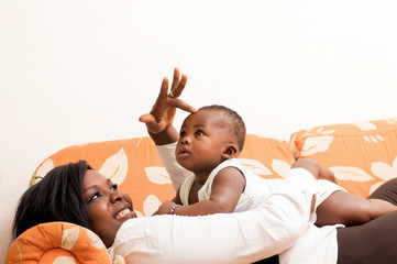 mère heureuse jouant avec son bébé
