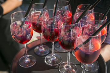Long Drinks und Cocktails auf Tablett