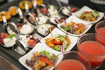 Foto auf Acrylglas Buffet, Bar Tablett mit Catering / Salat & Suppe 