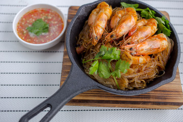 Baked shrimp vermicelli with spicy sauce.