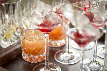 Long Drinks und Cocktails auf Tablett