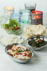 indische Hühnchen-Curry in Schalen
