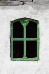 Gusseisernes Fenster einer Scheune