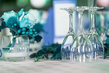 Wassergläser auf gedecktem Tisch