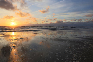 Fototapeta na wymiar Sonnenuntergang an der niederländischen Nordseeküste