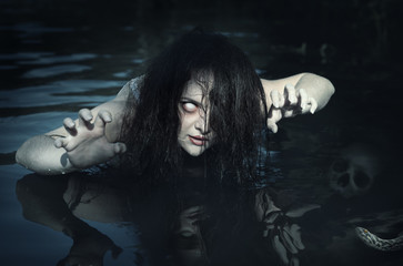 Obraz premium Terrible dead ghost woman in the water