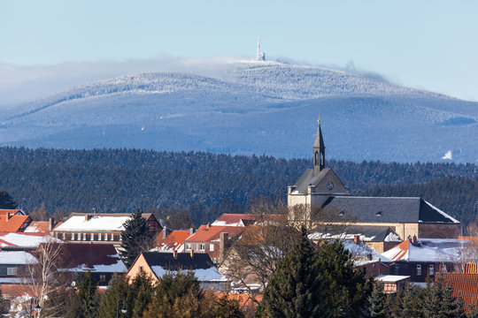 Blick &uuml;ber Hasselfelde zum Brocken
