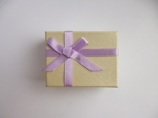 Little present box with bow