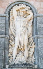 Obraz premium Statue of the god Neptune on the facade a hydroelectric plant.