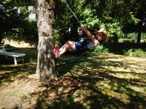 Ni&ntilde;a trepando un &aacute;rbol