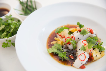 Морепродукты в соевом соусе с зеленью