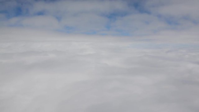 Flug durch Wolken
