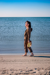 Femme sur la plage des Saintes-Maries-de-la-Mer