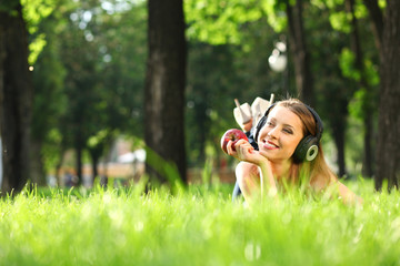 Obraz premium Woman with headphones