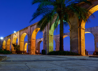 Fototapeta na wymiar The night view of the Upper Barrakka Garden's terraced arches in