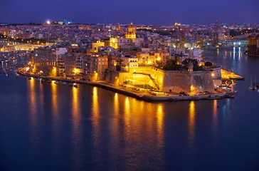 Foto op Plexiglas The night view of Senglea peninsula from Valletta, Malta © Serg Zastavkin