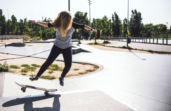 Skateboarding woman practicing at skatepark