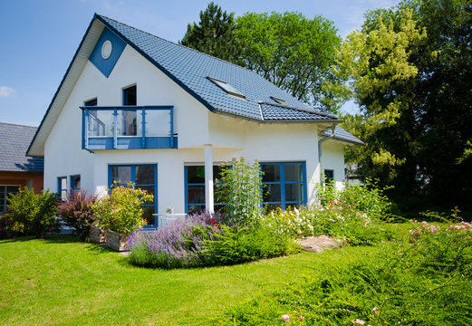 weisses Fertigteilhaus mit Garten