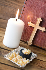 Kirche, Bibel und Weihrauch